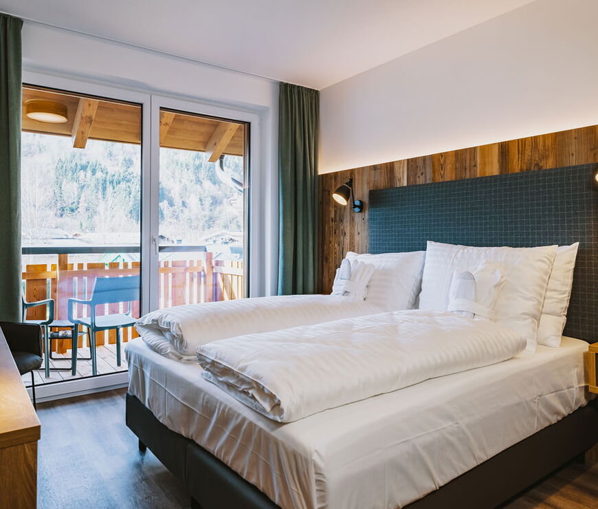 Zimmer mit Balkon im Elements Resort Zell am See