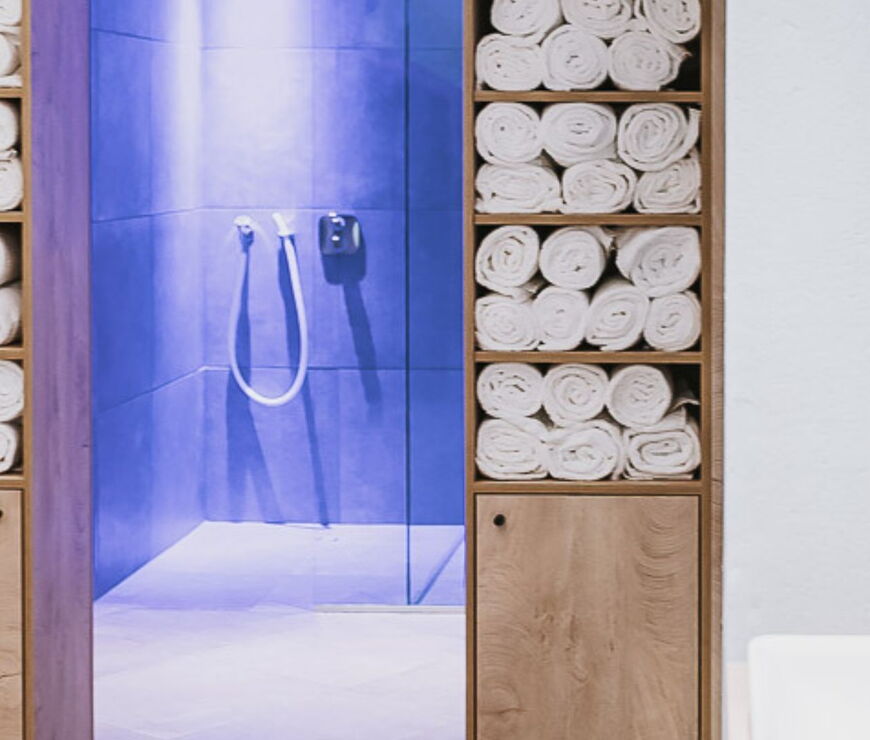 Dusche im Wellnessbereich des Hotesl Elements Resort Zell am See