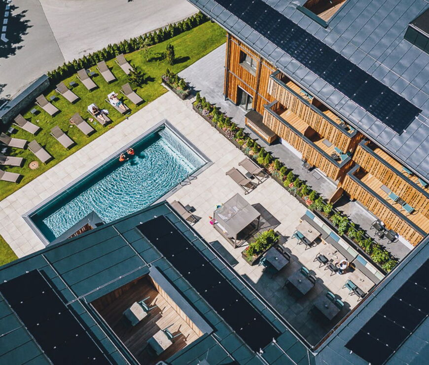 Ganzjährig beheizter Außenpool im Elements Resort Zell am See